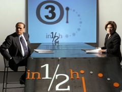 Silvio Berlusconi v televizním studiu.