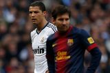 Cristiano Ronaldo a Lionel Messi se už nějaký ten pátek přetahují o korunu fotbalového krále. Jejich duel koření ještě to, že hájí barvy dvou znepřátelených španělských klubů, Realu Madrid a Barcelony. Na koni je teď Messi, který vyhrál loni Zlatý míč, s Barcou titul a byl i nejlepším střelcem La Ligy. Ronaldu mu ve všech případech dělal jen stín.