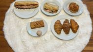 Tohle je celý úlovek za 128 korun. Horní řada patří k slanému balíčku za 79 korun, ta spodní ke sladkému balíčku za 49 korun.