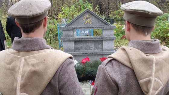 Třicet československých legionářů padlo přesně před sto lety v bitvě u uralského města Miass. Bolševiky zlikvidovaný hrob byl nyní obnoven. Čest hrdinům vzdává legionářská jednotka Zdeňka Votavy.