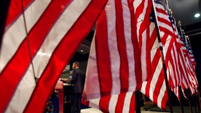 Americká vlajka má být symbolem jednoty, k takovému poselství se však zatím voliči obracejí zády