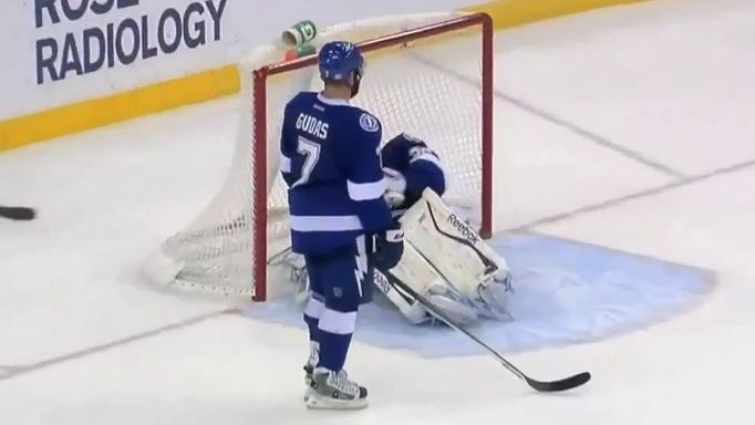 Leo Gudas (Tampa Bay) - vlastní gól v zápase s Chicagem