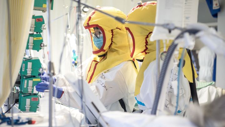 O 300 mrtvých týdně víc. V Česku loni v průměru zemřelo nejvíc lidí za deset let