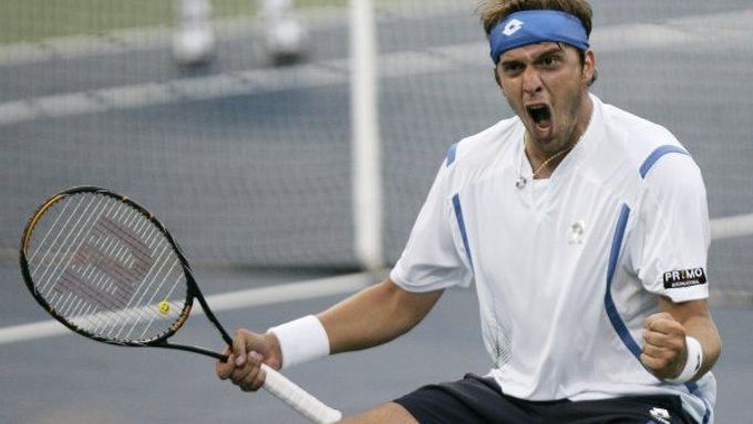 Kvalifikant Gilles Muller se raduje poté, co z US Open vyřadil pátého nasazeného Nikolaje Davyděnka.