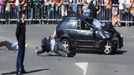 Nejméně čtyři lidé zahynuli, dalších čtrnáct bylo zraněno. Podle policie se jednalo o útok na královnu.