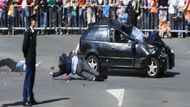 Nejméně čtyři lidé zahynuli, dalších čtrnáct bylo zraněno. Podle policie se jednalo o útok na královnu.