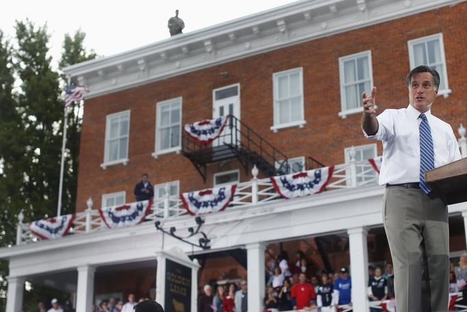 Republican presidential nominee Mitt Romney speaks at a campaign rally at the Golden Lamb in Lebanon, Ohio October 13, 2012. REUTERS/Shannon Stapleton (UNITED STATES - Tags: POLITICS ELECTIONS USA PRESIDENTIAL ELECTION) Published: Říj. 13, 2012, 10:38 odp.