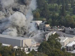 Požár v Universal Studios v areálu Hollywoodu u Los Angeles