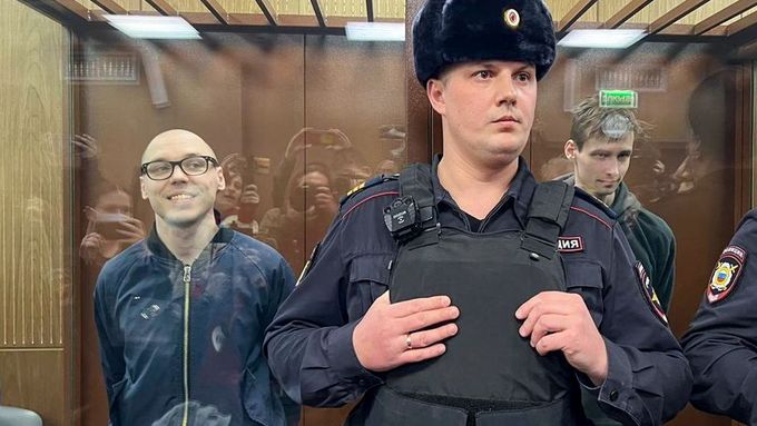 Na čtvrteční fotografii od Tverského soudu v Moskvě jsou vzadu za sklem Arťom Kamardin a Jegor Štovba.