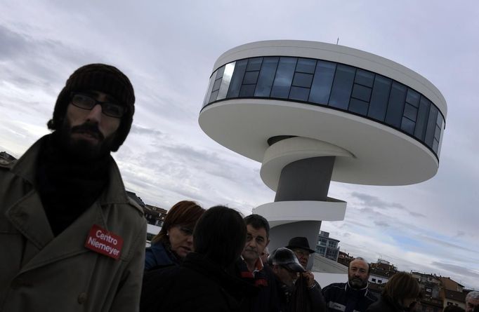 Members of the "Yo apoyo al Centro Cultural Internacional Oscar Niemeyer" (I support the Oscar Niemeyer International Cultural Center) association gather to pay tribute to architect Oscar Niemeyer in Aviles December 6, 2012. Niemeyer, a towering patriarch of modern architecture who shaped the look of modern Brazil and whose inventive, curved designs left their mark on cities worldwide, died late on Wednesday. He was 104. Niemeyer had been battling kidney and stomach ailments in a Rio de Janeiro hospital since early November. His death was the result of a lung infection developed this week, the hospital said, little more than a week before he would have turned 105. REUTERS/Eloy Alonso (SPAIN - Tags: TRAVEL BUSINESS CONSTRUCTION) Published: Pro. 6, 2012, 1:35 odp.