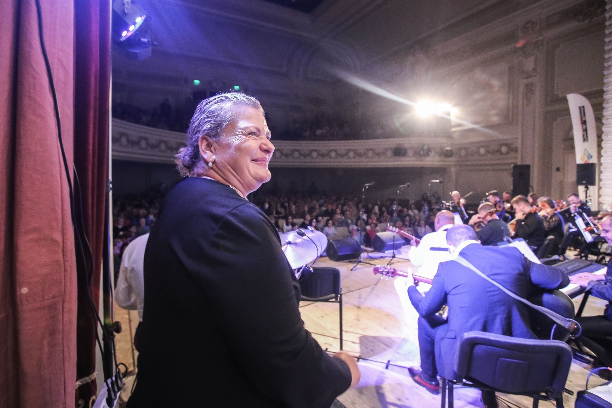 Čhavorenge, dětský romský sbor (vede Ida Kelarová) s Českou filharmonií na týdenní cestě po Rumunsku, koncert