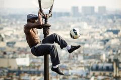 Žonglér, co strčí do kapsy i Ronalda i medvěd pískající na vuvuzelu. Tak žije svět fotbalovým MS