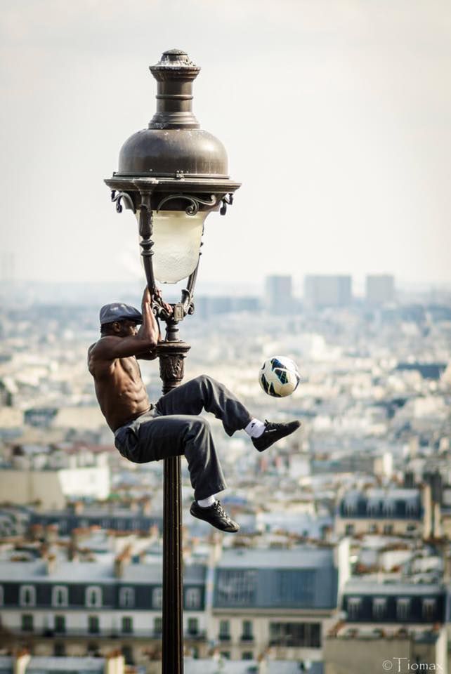 Divy s míčem nad Paříží.