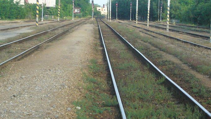 Kvůli havárii je přerušena doprava na železniční trati ze Semil do Železného Brodu, vlaky tam až do odvolání nahradily autobusy. Ilustrační foto.