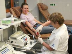 Darujte krev, vyzývají německé zdravotní pojišťovny i kliniky.