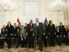 Skupinové foto rakouské vlády, kterou letos sestavil sociální demokrat Alfred Gusenbauer.
