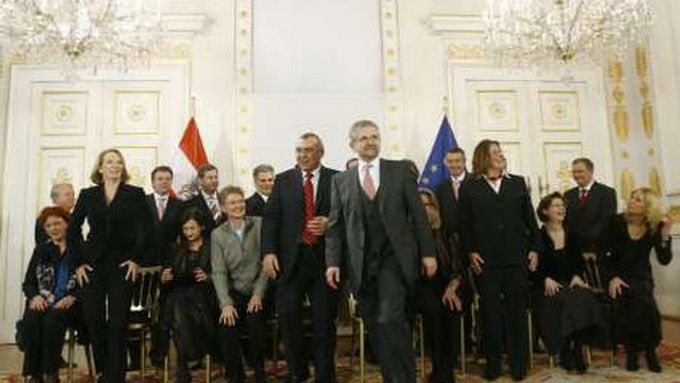 "Rodinné foto" rakouské vlády. V popředí stojící kancléř Alfred Gusenbauer a vedle něj vpravo šéf lidovců a ministr financí Wilhelm Molterer.