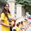 Obrazem: Před čínskou ambasádou protestovaly proti obchodu s orgány desítky vyznavačů Falun Gongu