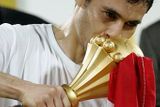 Ahmed Hassan zvedl jako kapitán Egypťanů trofej pro vítěze jako první