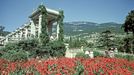 Pohled na kolonádu u horního parku Nikitské botanické zahrady v Jaltě na Krymu. Rok 1958. Barevná fotografie