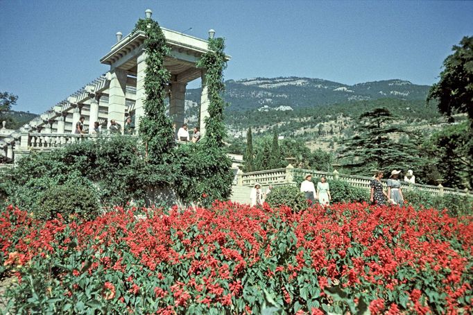 Pohled na kolonádu u horního parku Nikitské botanické zahrady v Jaltě na Krymu. Rok 1958. Barevná fotografie