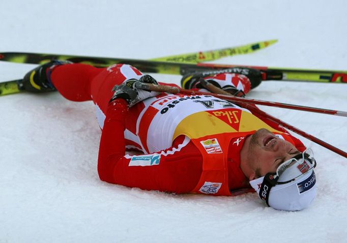 Tour de Ski je náročná série. Osm závodů v deseti dnech. Není divu, že někteří závodníci jsou už vyčerpaní. V cíli dnes padnul Petter Nordhug z Norska.