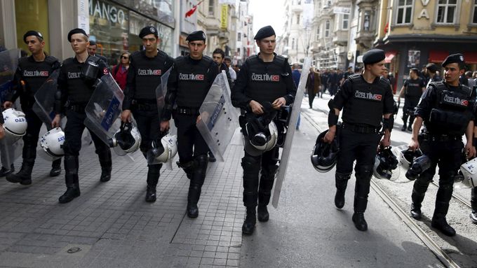 Turečtí policisté dohlíží na bezpečnost v turistických lokalitách