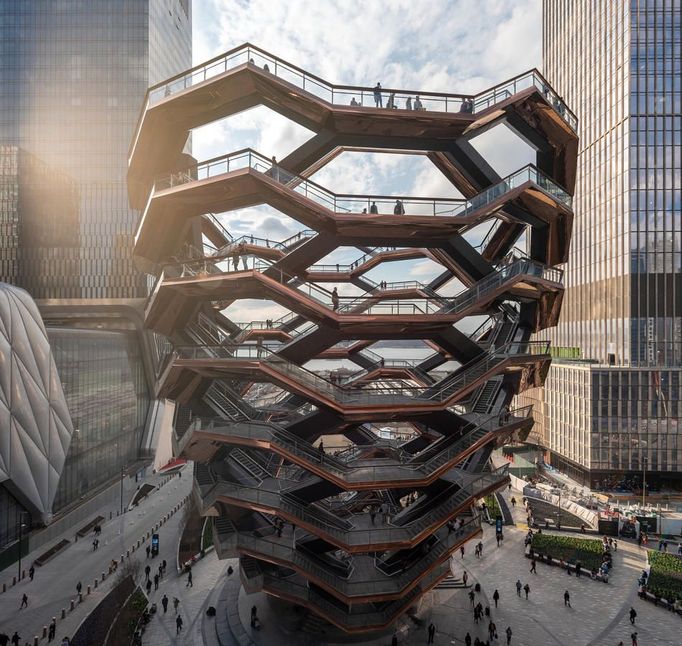 Sousedem Centra umění je nová vyhlídka The Vessel od britského architekta Thomase Heatherwicka.