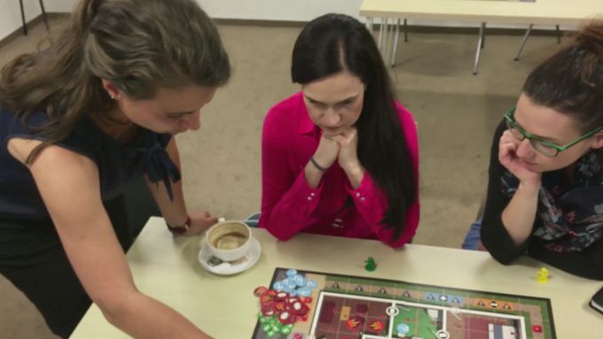 Hraní deskových her pomáhá i v rámci zaučování nováčků.