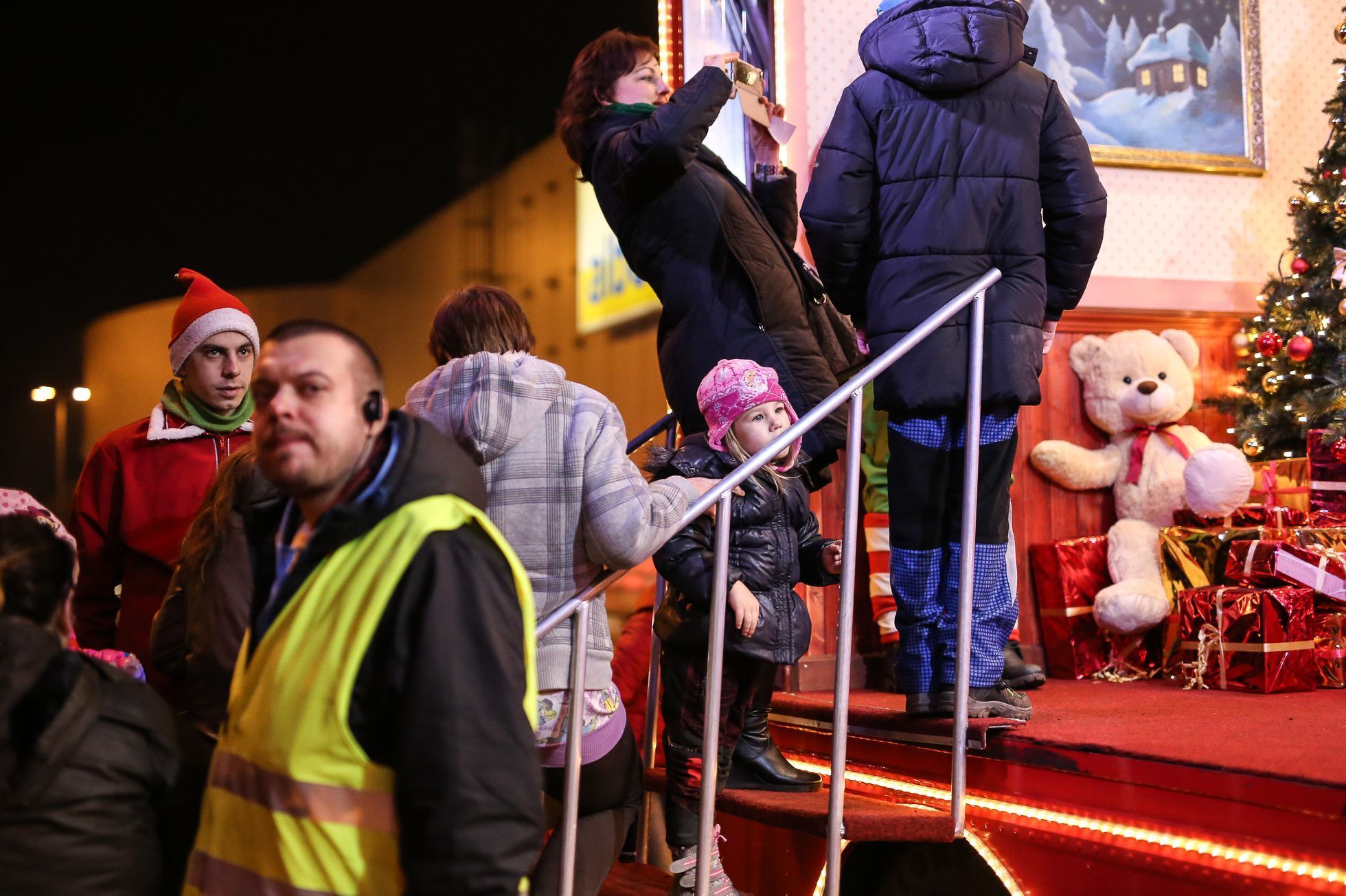 Kamion Coca-Cola na parkovišti Albertu v Pardubicíh