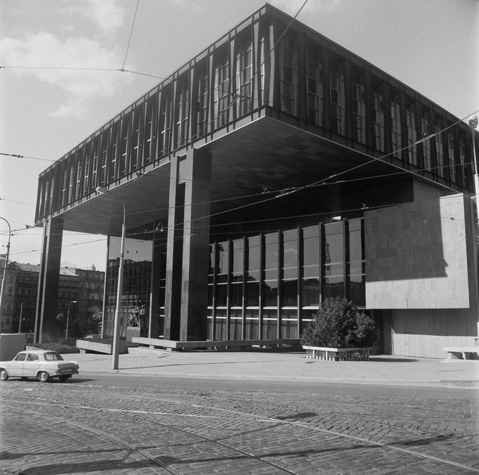 Budova Federálního shromáždění v Praze na třídě Vítězného Února (tehdejší název). Rok 1973