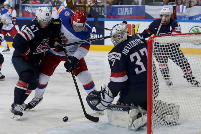 MS 2015, SF USA-Rusko: Torey Krug (47) a Connor Hellebuyck - Vladimir Tarasenko