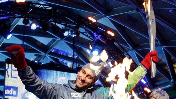 Brankář kanadského olympijského hokejového týmu Luongo zapaluje paralympijský oheň