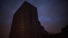 An apartment complex in Coney Island stands without power following mass blackouts following last night's Hurricane Sandy in New York October 30, 2012. REUTERS/Andrew Kelly (UNITED STATES - Tags: ENVIRONMENT SOCIETY) Published: Říj. 31, 2012, 12:02 dop.