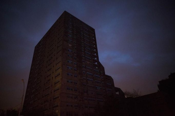 An apartment complex in Coney Island stands without power following mass blackouts following last night's Hurricane Sandy in New York October 30, 2012. REUTERS/Andrew Kelly (UNITED STATES - Tags: ENVIRONMENT SOCIETY) Published: Říj. 31, 2012, 12:02 dop.