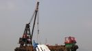 A sunken ferry is lifted out of the water after an accident off Hong Kong October 2, 2012. At least 36 people died and dozens were injured when the ferry carrying more than 120 people on a company outing collided with another ferry and sank near an island south of Hong Kong on Monday night in one of the city's worst maritime accidents. REUTERS/Tyrone Siu (CHINA - Tags: DISASTER TRANSPORT TPX IMAGES OF THE DAY) Published: Říj. 2, 2012, 2:50 dop.