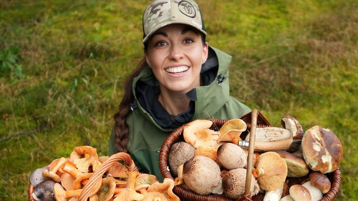 Z lesa na Instagram. Šumavská houbička učí Čechy milovat i méně známé houby
