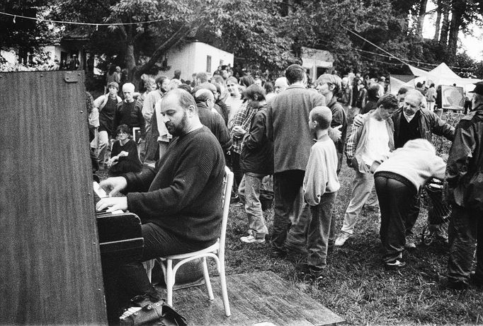 Unikátní fotografie ze zákulisí Václava Havla z období Sametové revoluce. Období mezi léty 1989-90.