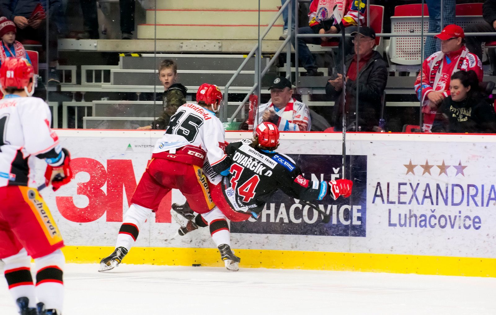 Třinec - Hradec, 4. semifinále play-off hokejové extraligy 2018: Souboj Filipa Pavlíka s Ondřejem Kovařčíkem
