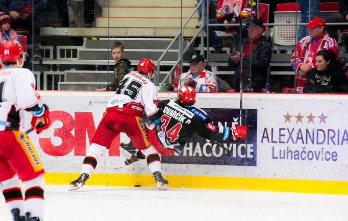 Třinec - Hradec, 4. semifinále play-off hokejové extraligy 2018: Souboj Filipa Pavlíka s Ondřejem Kovařčíkem