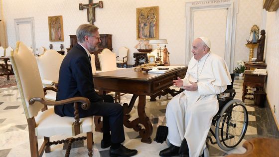 Fiala papeži předal rodinnou bibli a vyšívaný šál. Audience byla obrovská čest, řekl