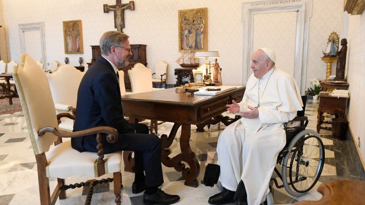 Fiala papeži předal rodinnou bibli a vyšívaný šál. Audience byla obrovská čest, řekl; Zdroj foto: Oficiální twitterový účet Petra Fialy