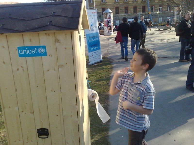 UNICEF vybíral na záchodky