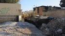 A damaged tank that belonged to government forces is seen in the town of Atareb in the Syrian province of Aleppo, in an area now held by Syrian rebels, July 3, 2012. The graffiti on the wall (R) reads "Al-Assad is staying forever". Picture taken July 3, 2012. REUTERS/Stringer (SYRIA - Tags: POLITICS CIVIL UNREST MILITARY) Published: Čec. 4, 2012, 10:12 dop.