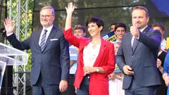 Petr Fiala, Martin Jurečka a Markéta Pekarová Adamová jako lídři koalice Spolu zdraví své příznivce na předvolební akci na konci srpna 2022.