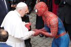 Papež se potkal se Spider-Manem. Ten Františkovi věnoval superhrdinskou masku