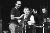S Karlem Krylem (uprostřed) na Koncertu pro všechny slušný lidi 3. prosince 1989 v pražské Sportovní hale.