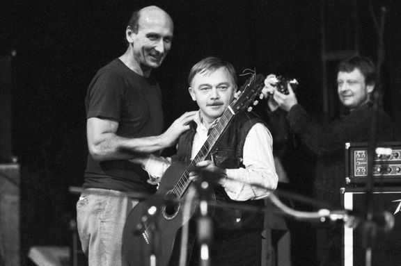 Jiří Černý s Karlem Krylem (uprostřed) na Koncertu pro všechny slušný lidi 3. prosince 1989 v pražské Sportovní hale.