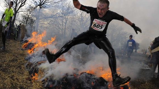 Běh ohněm, ledová voda, ostnaté dráty. V Anglii soutěžili o nejdrsnějšího muže