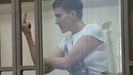 Majdan dorazí do Ruska a Putin padne, řekla Savčenková a ukázala soudu prostředníček